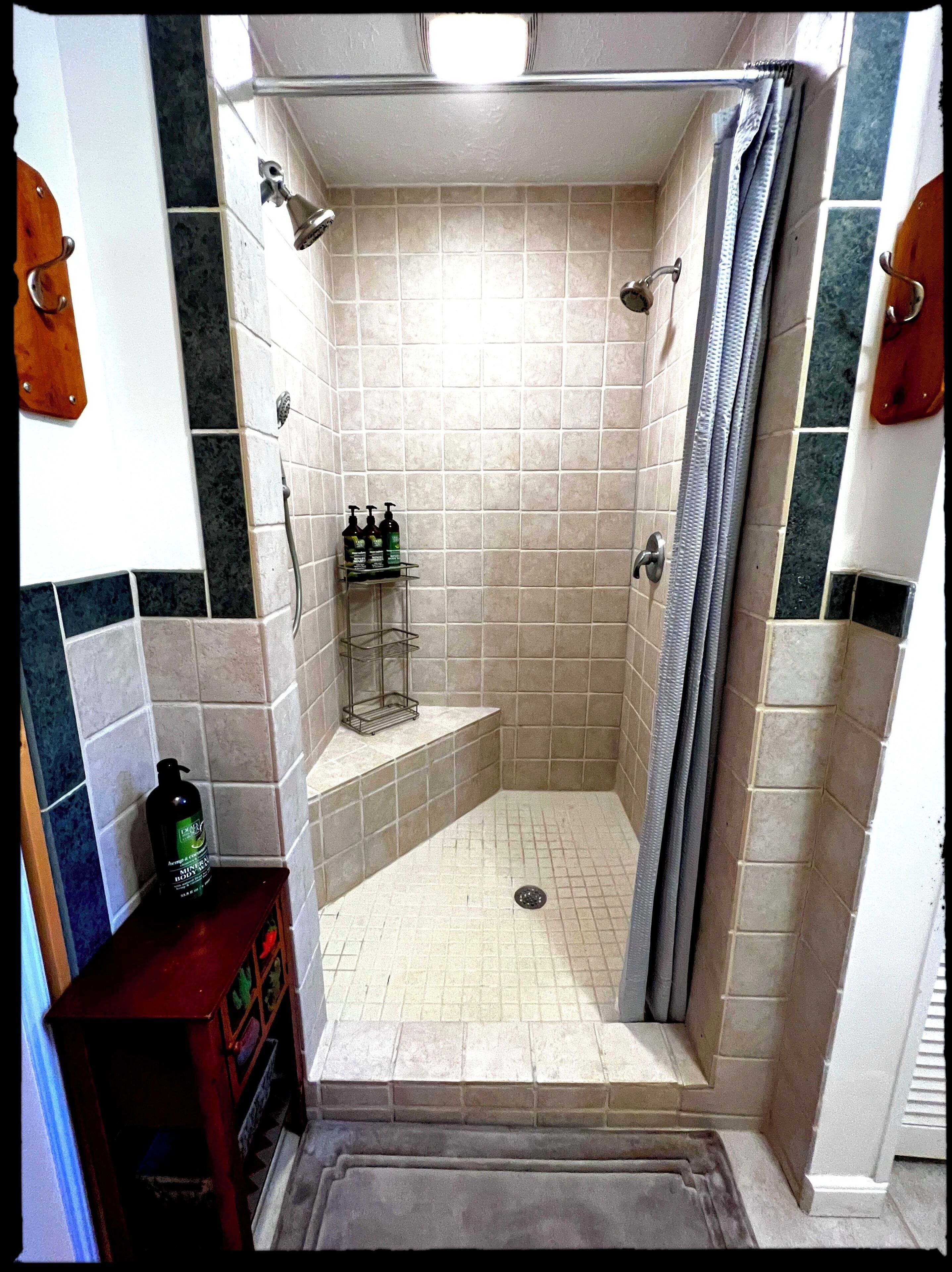 Een douche, handdoeken, zeep, shampoo