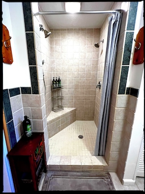 Douche, serviettes fournies, savon, shampoing