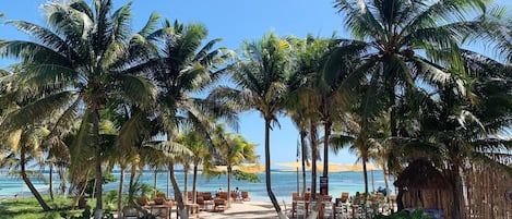 Am Strand, Liegestühle, Strandtücher