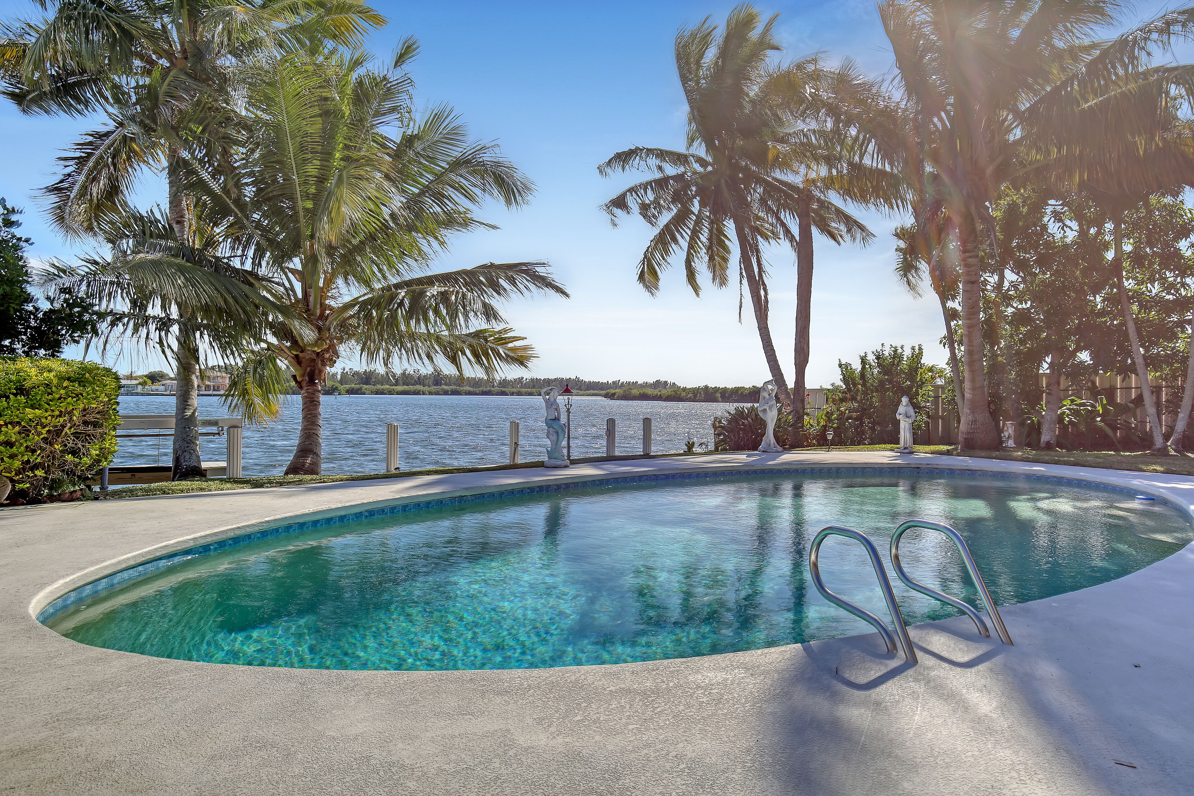 Coco Sands Riverfront Pool Home w/5 Bedrms - 3 min to the beach