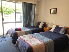 3 chambres, fer et planche à repasser, lit de bébé portatif