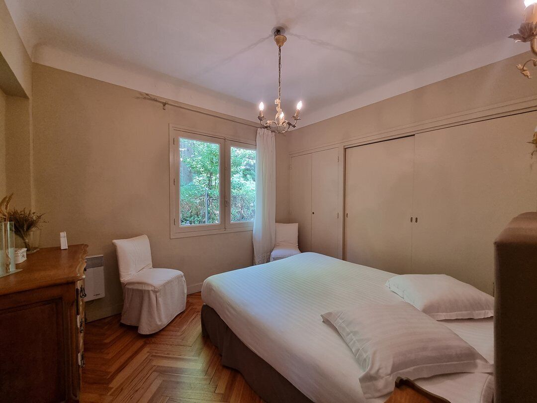 Una camera da letto con un letto grande, una sedia, una scrivania e una finestra.