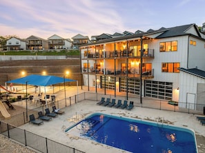 Un hôtel à plusieurs étages doté d’une terrasse et d’une piscine.