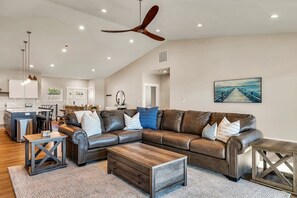 تلفزيون، مدفأة، كُتُب، مكتب