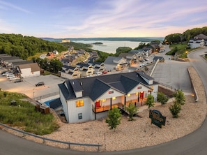 Un hôtel doté d’une piscine, d’un parking et offrant une vue sur un lac.