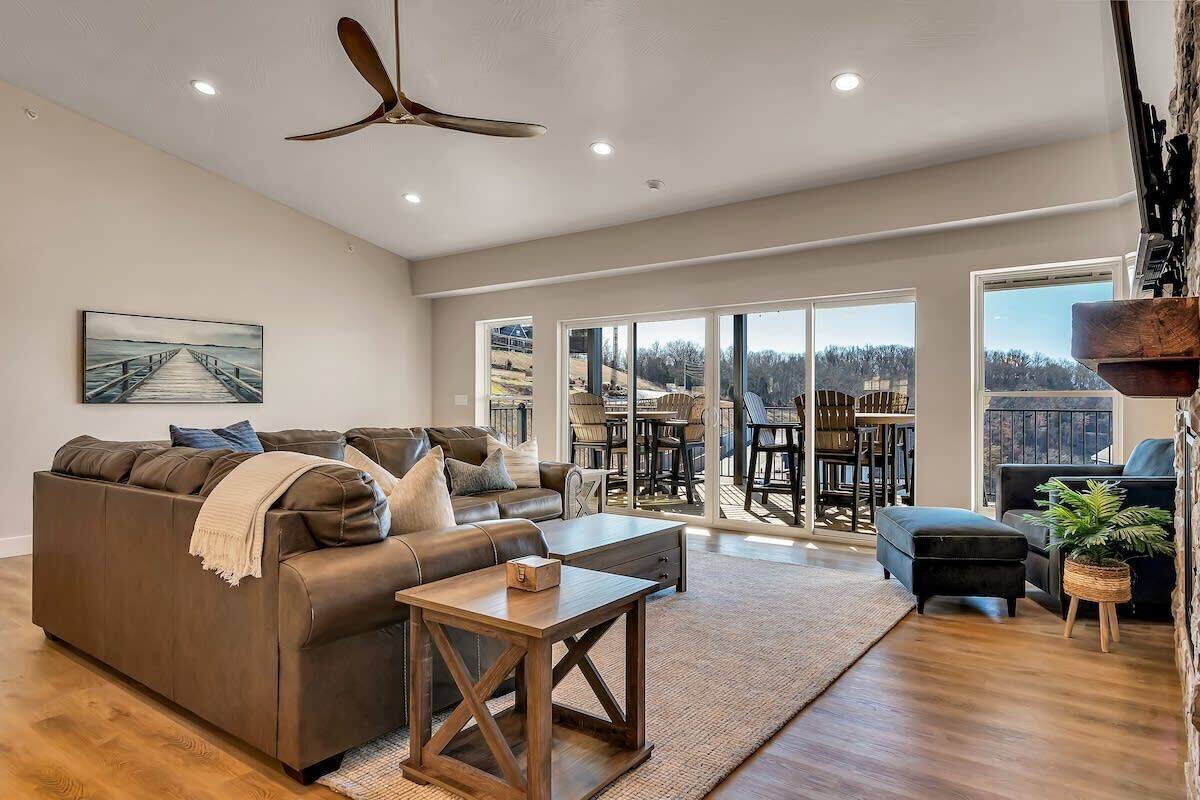 Télévision, cheminée, livres, espaces bureaux