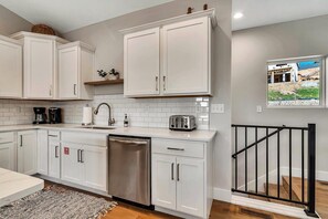 Interior - Unique Lakeview Home with Indoor Pool in Basement! (Branson)
