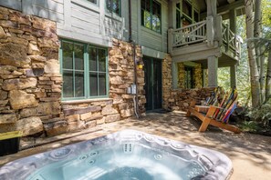 Outdoor spa tub - Luxury Ski in Out, Walk to Ritz Carlton, Air conditioned, Private Hot Tub, Pool! (Beaver Creek)