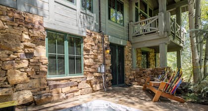 Luxury Ski in Out, Walk to Ritz Carlton, Air conditioned, Private Hot Tub, Pool!