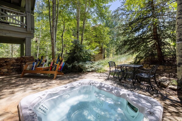 Bañera de hidromasaje al aire libre