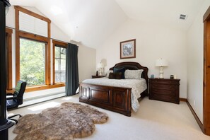 5 bedrooms, desk, iron/ironing board, free WiFi