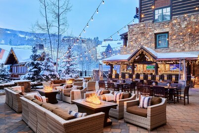 Luxury Ski in Out, Walk to Ritz Carlton, Air conditioned, Private Hot Tub, Pool!