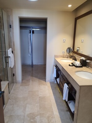 Duschwanne, Haartrockner, Seife, Toilettenpapier