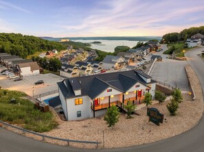 Un hôtel doté d’une piscine, d’un parking et offrant une vue sur un lac.