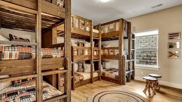 6 bedrooms, iron/ironing board, travel cot, WiFi