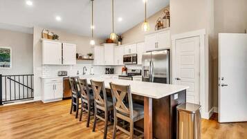 Coffee/tea maker, fridge, microwave, oven