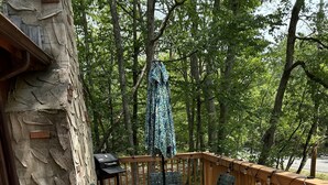 Outdoor dining - Mountain Cabin, Firepit + Fireplace, Free pool, gym, ski, water sports + more (Bushkill)