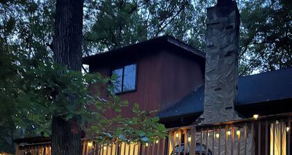 Mountain Cabin, Firepit + Fireplace, Free pool, gym, ski, water sports + more