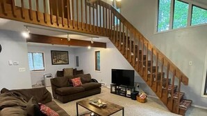 Smart TV, fireplace - Mountain Cabin, Firepit + Fireplace, Free pool, gym, ski, water sports + more (Bushkill)