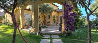 Villa de la Terre blanche, ground floor 200m2, near beaches, absolute calm