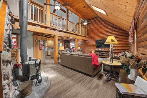 Easy Street Getaway: Wine Trail Cabin Retreat - 1/4 Mile from Cayuga Lake