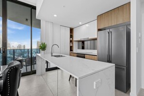 Fridge, microwave, oven, stovetop - Broadbeach Deluxe 2-Bedroom w/ Rooftop Pool & Gym (Broadbeach)