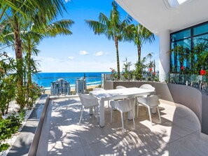 Outdoor dining - Broadbeach Deluxe 2-Bedroom w/ Rooftop Pool & Gym (Broadbeach)