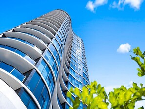 Exterior - Broadbeach Deluxe 2-Bedroom w/ Rooftop Pool & Gym (Broadbeach)