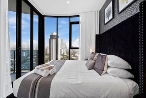 2 bedrooms, iron/ironing board, travel cot, WiFi - Broadbeach Deluxe 2-Bedroom w/ Rooftop Pool & Gym (Broadbeach)