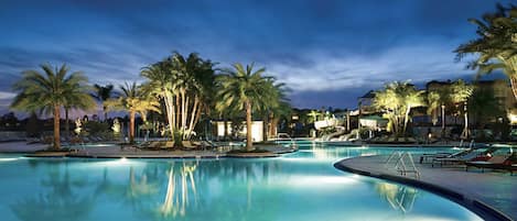 Una piscina cubierta, una piscina al aire libre