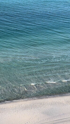 Una spiaggia nelle vicinanze, lettini da mare, teli da spiaggia