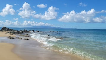Playa en los alrededores y toallas de playa