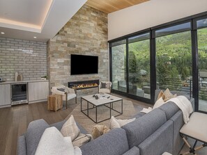 Een televisie en een open haard