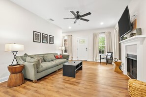 TV, fireplace, offices - The 19th Hole - Poker Table - 2 mins to Pinehurst (Pinehurst)