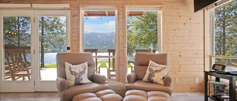 Smart TV, chimenea, videojuegos y libros
