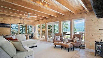 Smart TV, chimenea, videojuegos y libros