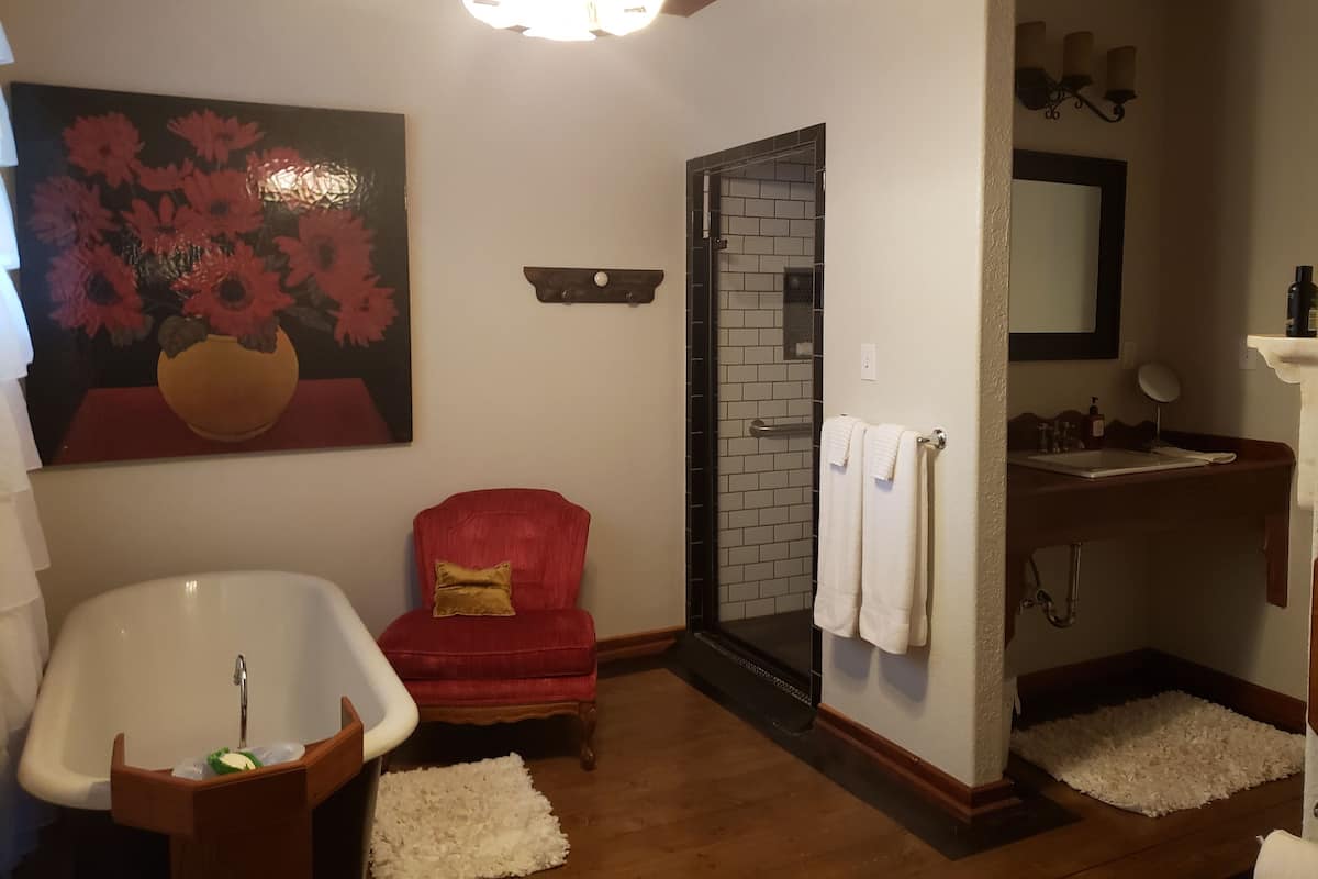Deluxe Studio Suite | Bathroom | Separate tub and shower, deep soaking tub, hair dryer, towels