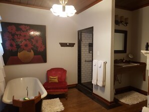 Deluxe Studio Suite | Bathroom