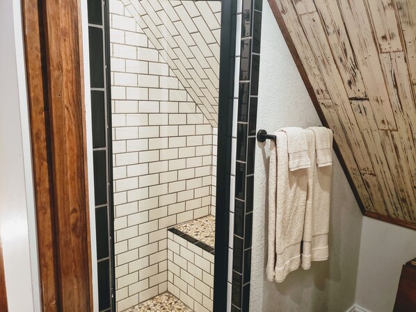 Estudio junior | Baño | Tina y regadera independientes, tina profunda, secadora de cabello 