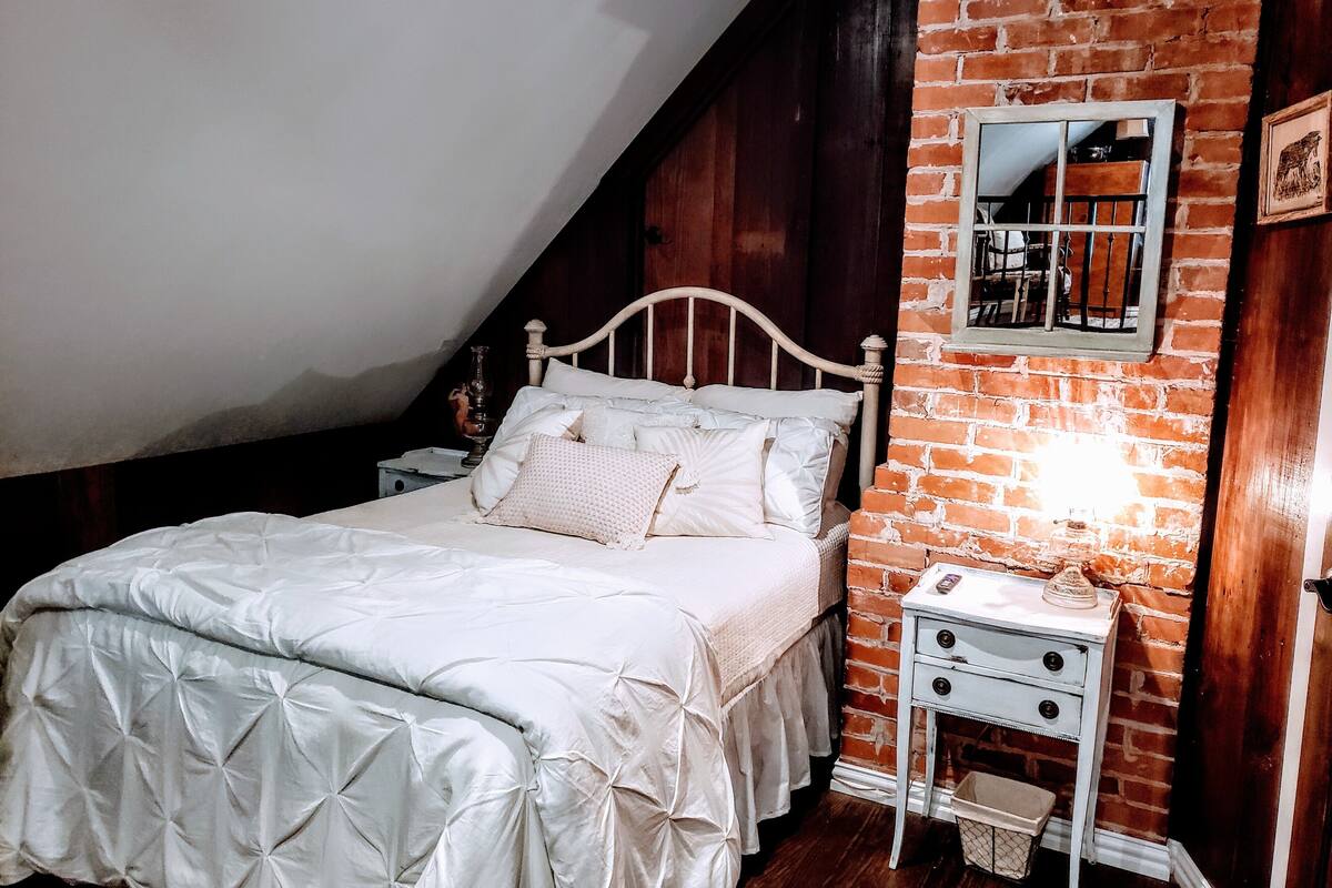 Junior Studio | Pillowtop beds, individually decorated, individually furnished, desk