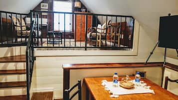 Junior Studio | Pillow-top beds, individually decorated, individually furnished, desk