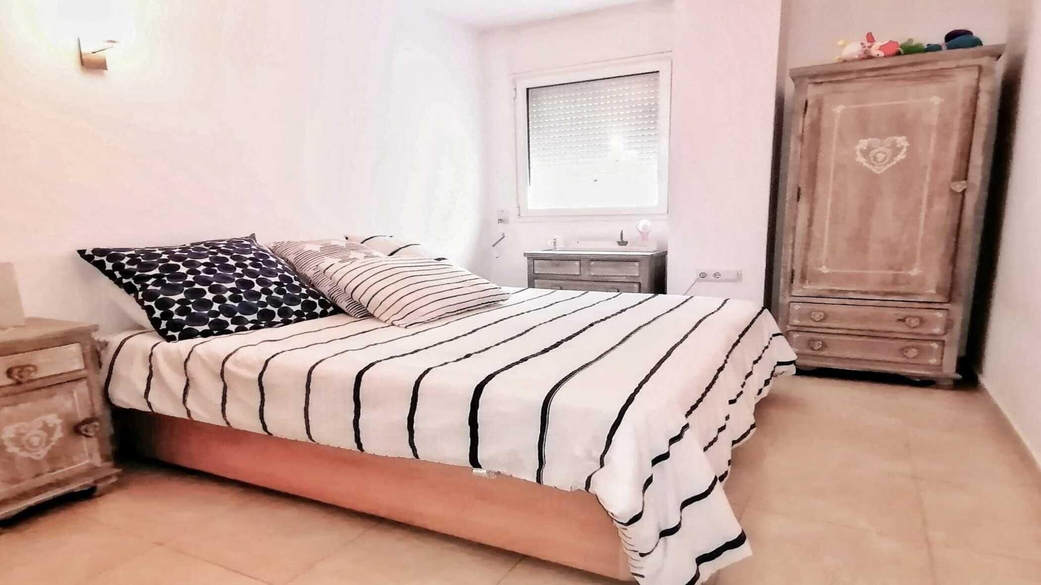 3 habitaciones, tabla de planchar con plancha y internet 