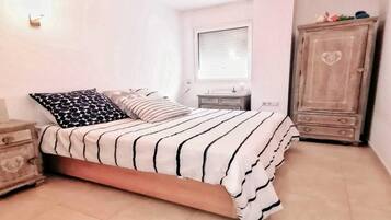 3 slaapkamers, een strijkplank/strijkijzer, internet