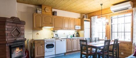 Køleskab, mikrobølgeovn, opvaskemaskine, køkkentøj/tallerkener/redskaber