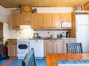 Refrigerador, microondas, lavavajillas y utensilios de cocina 