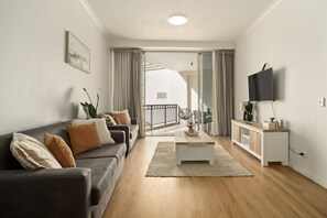 TV, Netflix, streaming services - Surfers Paradise Getaway: Amazing Resort Amenities (Surfers Paradise)