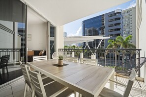 Outdoor dining - Surfers Paradise Getaway: Amazing Resort Amenities (Surfers Paradise)