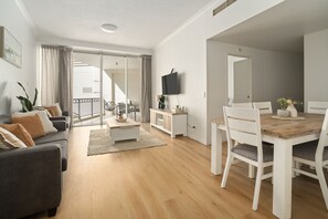 TV, Netflix, streaming services - Surfers Paradise Getaway: Amazing Resort Amenities (Surfers Paradise)