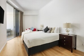 3 habitaciones, escritorio y tabla de planchar con plancha 