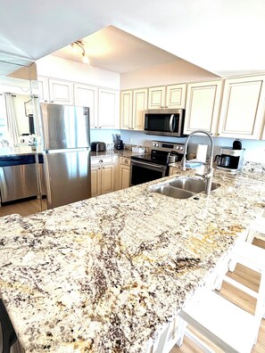 Fridge, microwave, oven, stovetop - Premium Beach Retreat  updated, 3Pools, Tennis, WiFi + TikiBar ⛱️.      B😊😊K us (Destin)